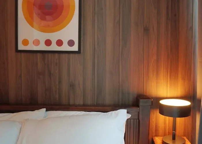 New! Rustic Cozy 350mbps Skyline Bgc Uptown Backhome3 Manila