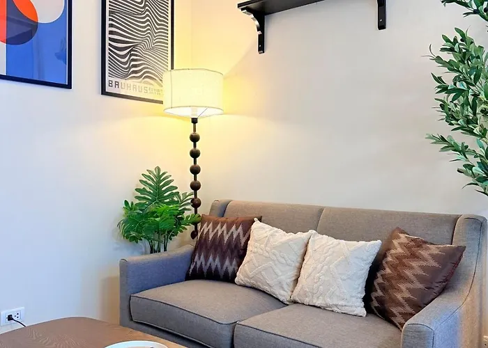 Apartment New! Rustic Cozy 350mbps Skyline Bgc Uptown Backhome3 *