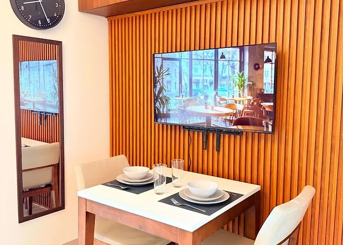 New! Rustic Cozy 350mbps Skyline Bgc Uptown Backhome3