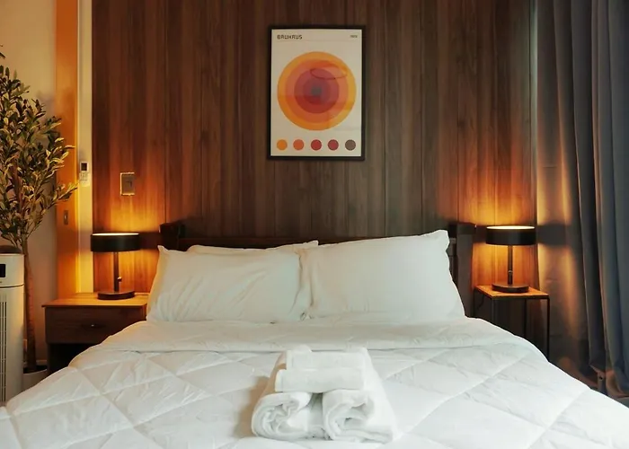 New! Rustic Cozy 350mbps Skyline Bgc Uptown Backhome3 Manila