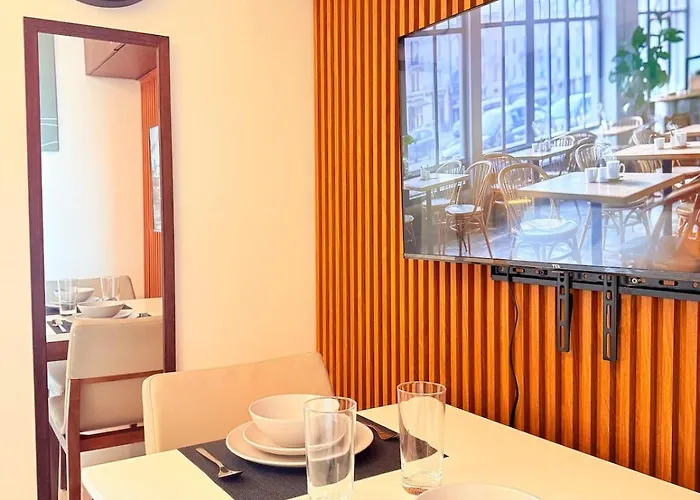 New! Rustic Cozy 350mbps Skyline Bgc Uptown Backhome3 Manila