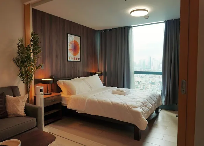 New! Rustic Cozy 350mbps Skyline Bgc Uptown Backhome3 * Manila