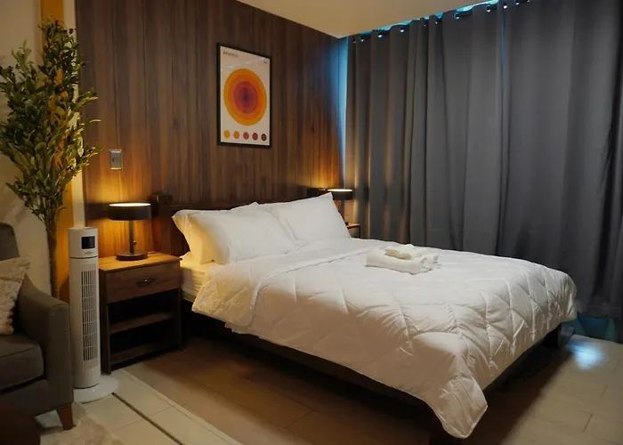 New! Rustic Cozy 350mbps Skyline Bgc Uptown Backhome3 Apartment