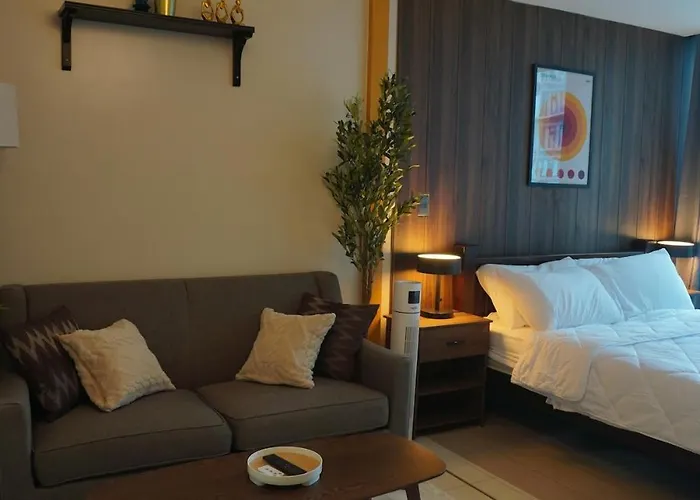 Apartment New! Rustic Cozy 350mbps Skyline Bgc Uptown Backhome3