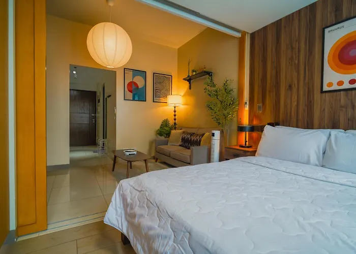New! Rustic Cozy 350mbps Skyline Bgc Uptown Backhome3 Apartment
